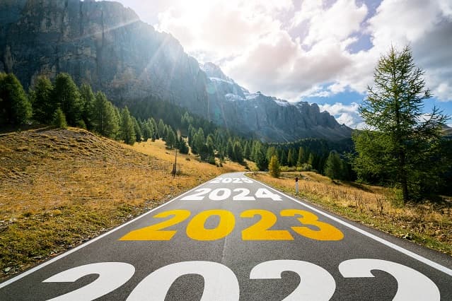 Route de montagne avec inscription 2023