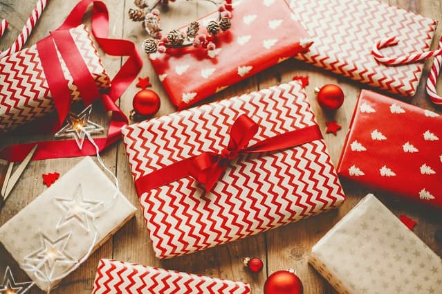 Cadeaux de Noël rouge et blanc emballés
