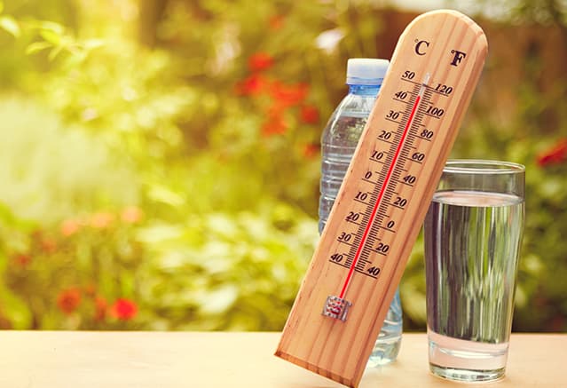 Un thermomètre un jour d'été indiquant une température de 45°C