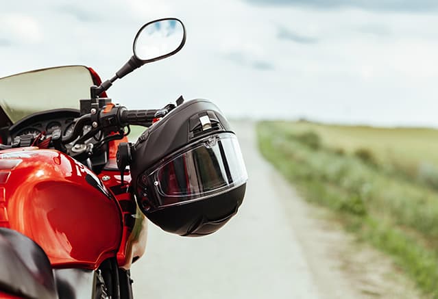 une moto avec un casque posé sur l'une des poignées