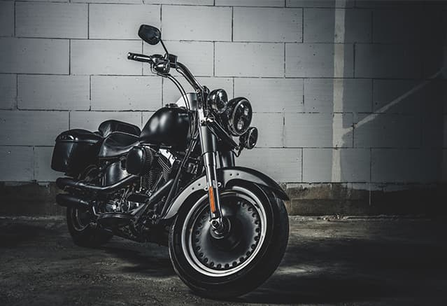 Une moto noire dans un garage