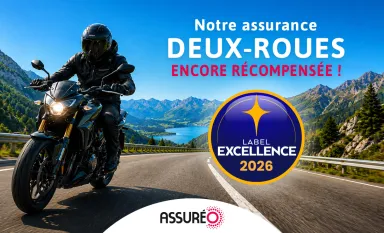 Une moto sur la route avec le logo du Label d'excellence 2026