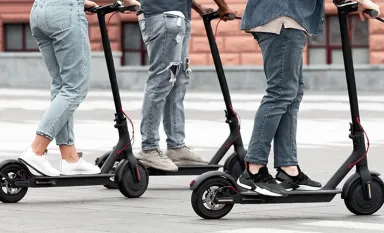 Trois personnes circulant sur leurs trottinettes électriques