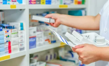 Une pharmacienne préparant les médicaments selon une ordonnance