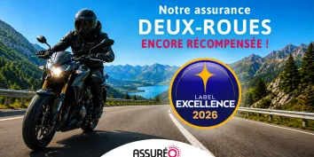 Une moto sur la route avec le logo du Label d'excellence 2026