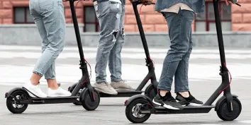 Trois personnes circulant sur leurs trottinettes électriques