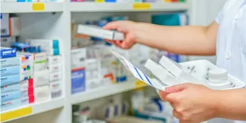 Une pharmacienne préparant les médicaments selon une ordonnance