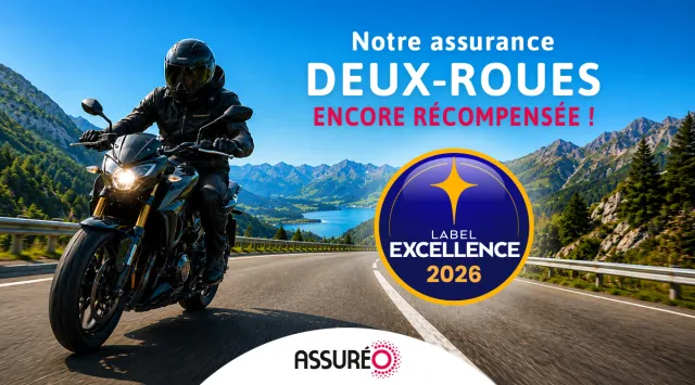 Une moto sur la route avec le logo du Label d'excellence 2026