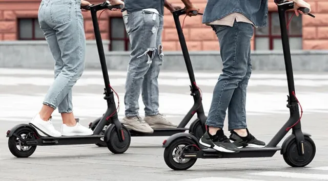 Trois personnes circulant sur leurs trottinettes électriques
