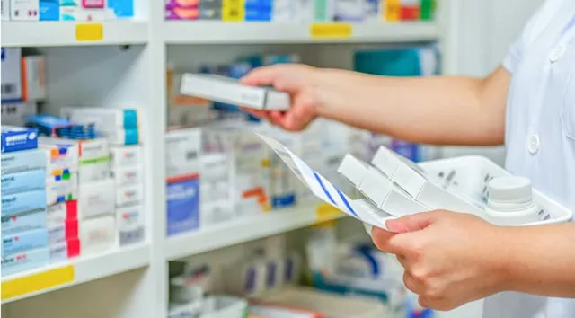 Une pharmacienne préparant les médicaments selon une ordonnance