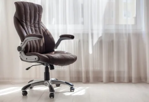 Une chaise de bureau noire