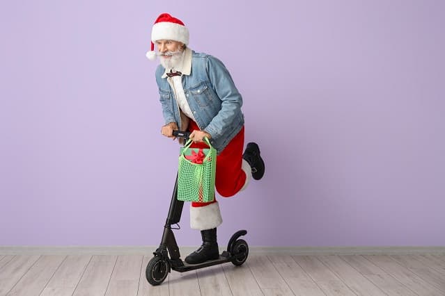 Père Noël sur une trottinette électrique légère